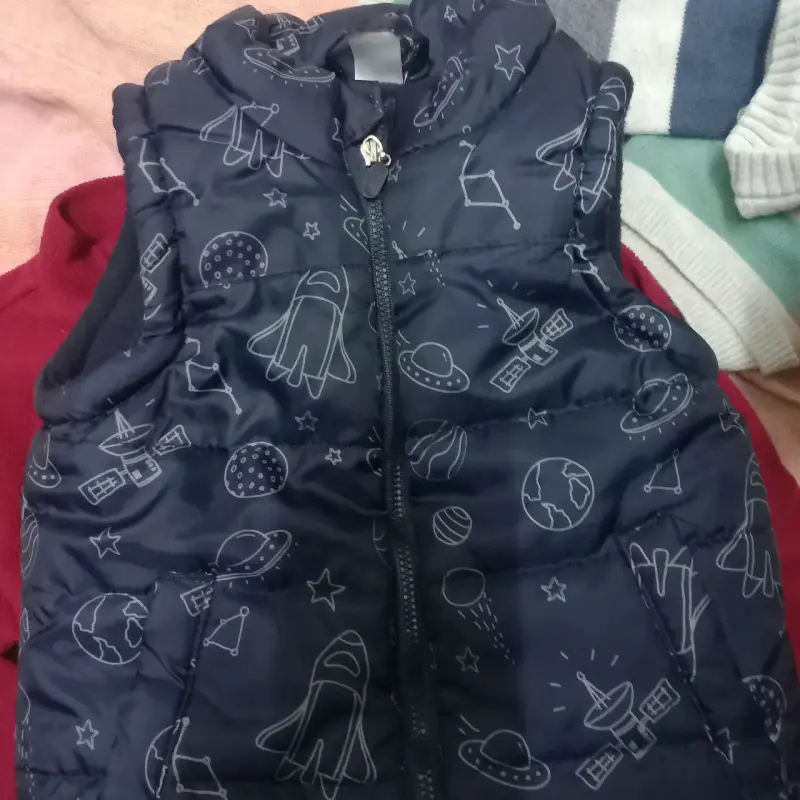 Chaleco acolchado para bebé con diseño espacial - 1