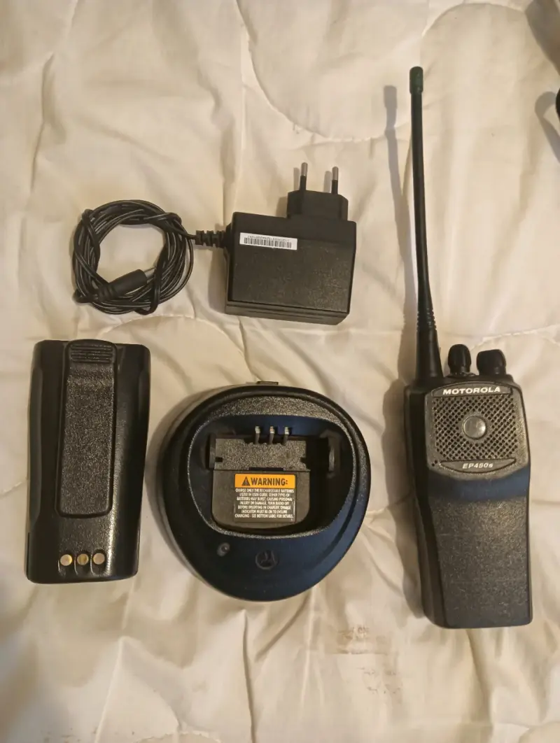Radio portátil Motorola EP450S con cargador