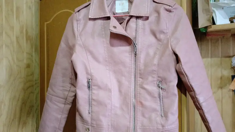 Chaqueta de cuero sintético rosada para niña