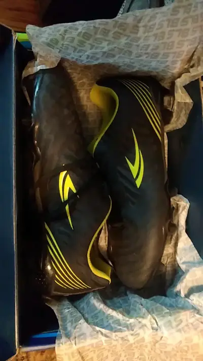 Botines de fútbol BLS negros con detalles amarillos - miniatura 1