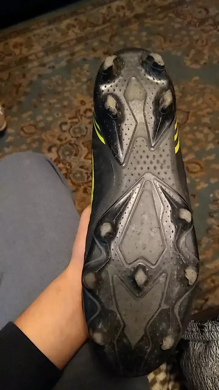 Botines de fútbol BLS negros con detalles amarillos - 3