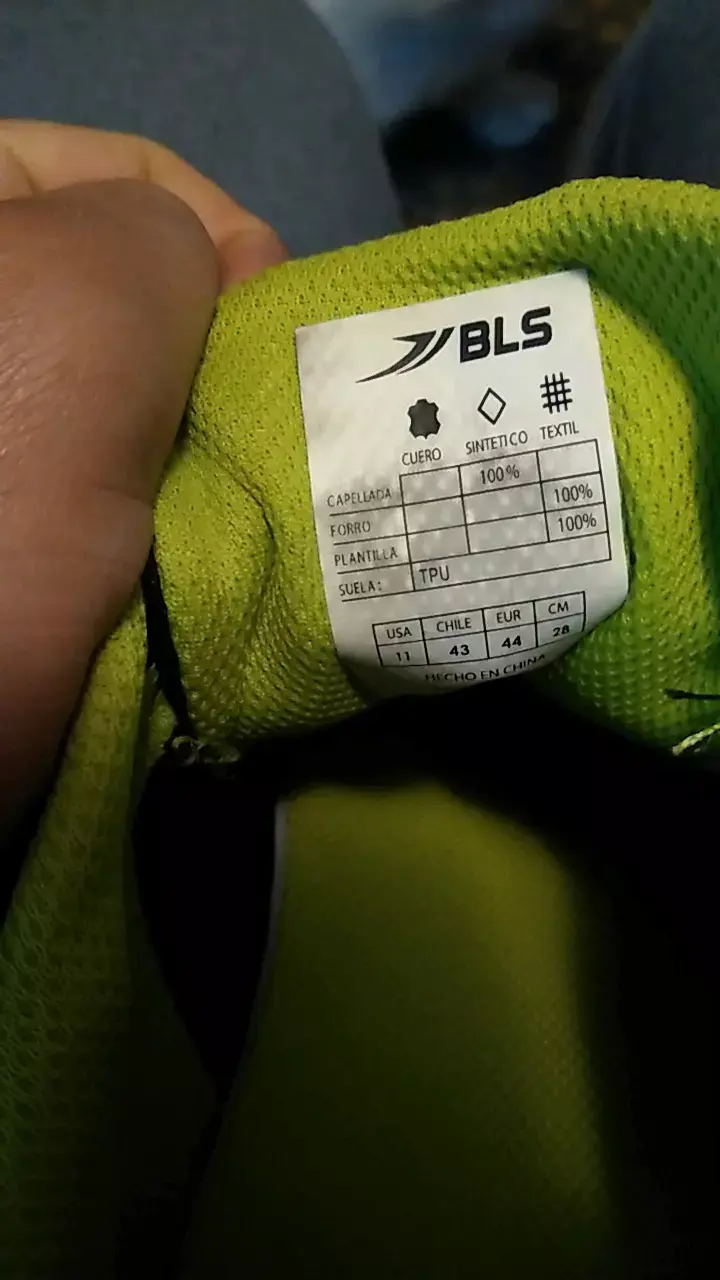 Botines de fútbol BLS negros con detalles amarillos - 4