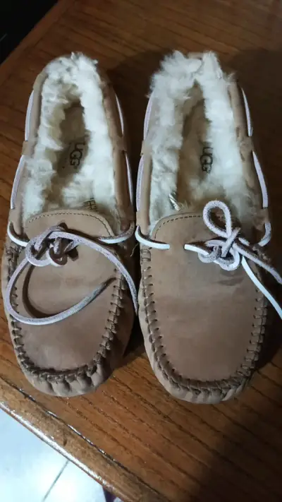 Mocasines UGG de cuero con forro de lana - miniatura 1