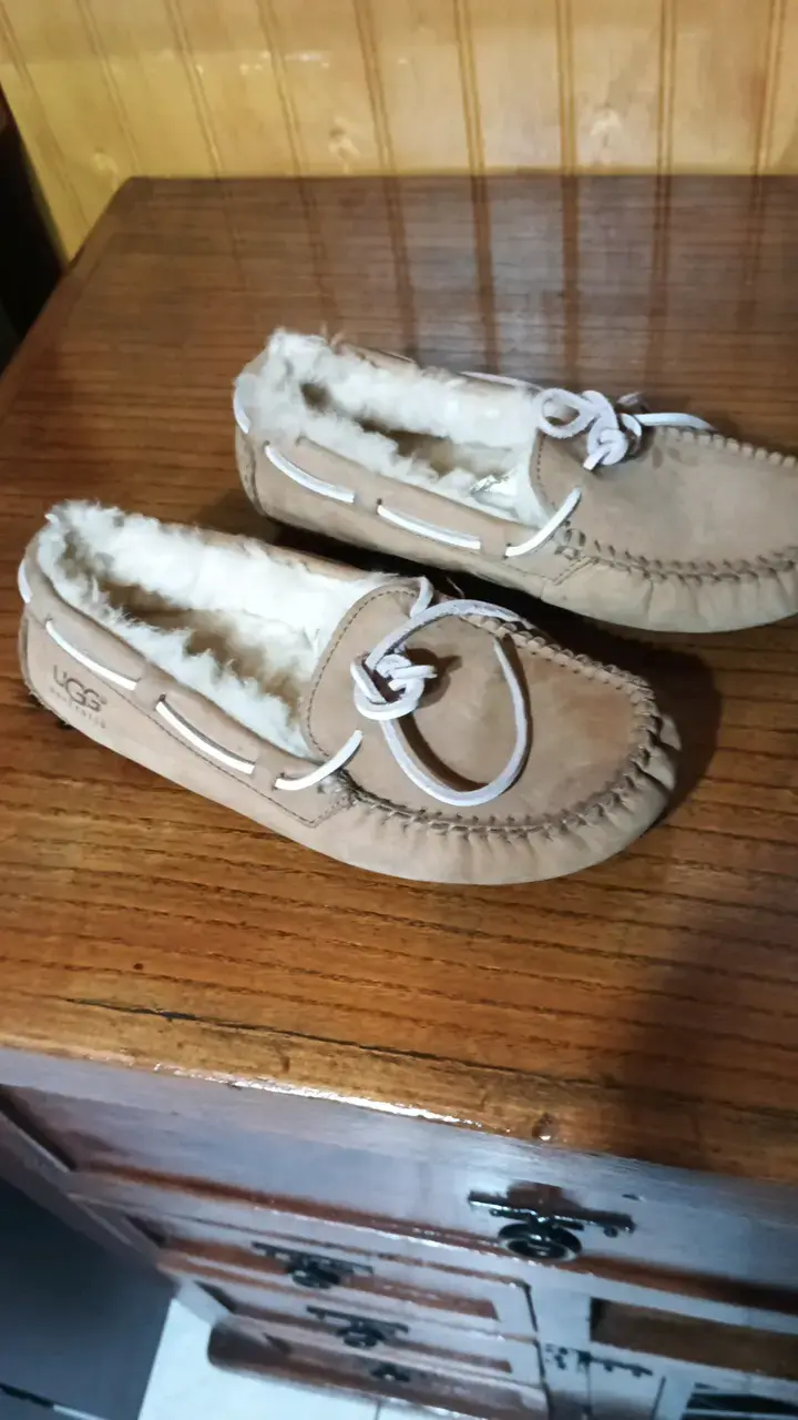 Mocasines UGG de cuero con forro de lana - 2