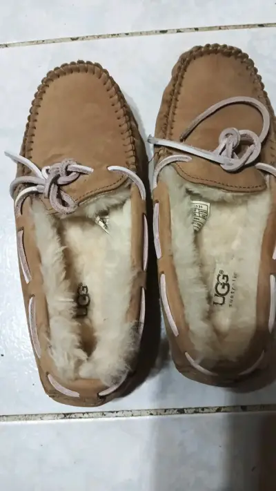 Mocasines UGG de cuero con forro de lana - miniatura 5