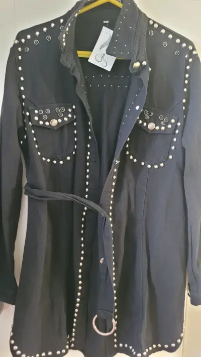 Vestido negra con tachas estilo rockero - miniatura 1