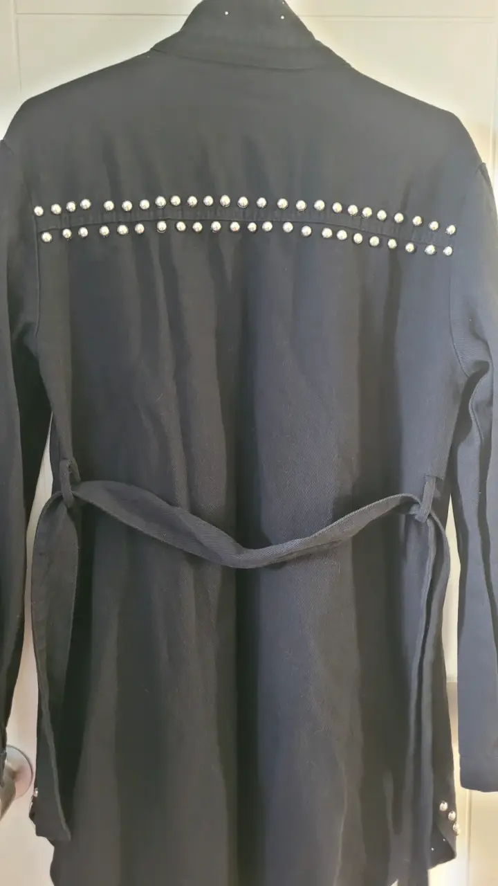 Vestido negra con tachas estilo rockero - 2