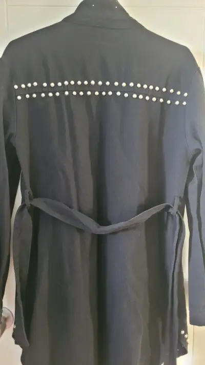 Vestido negra con tachas estilo rockero - miniatura 2
