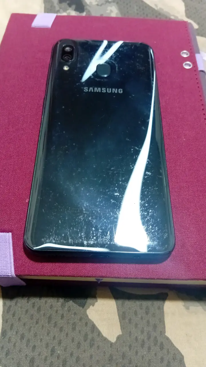 Smartphone Samsung Galaxy A30 en buen estado - 2