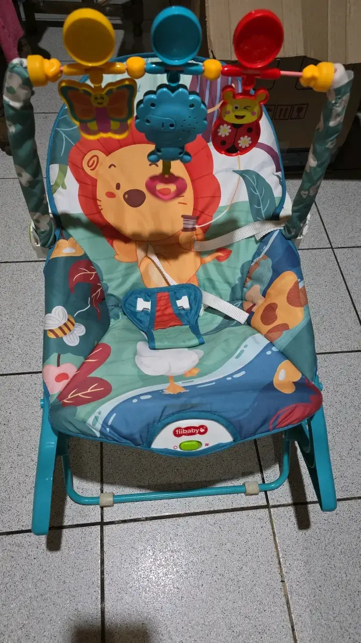 Silla mecedora para bebé con juguetes