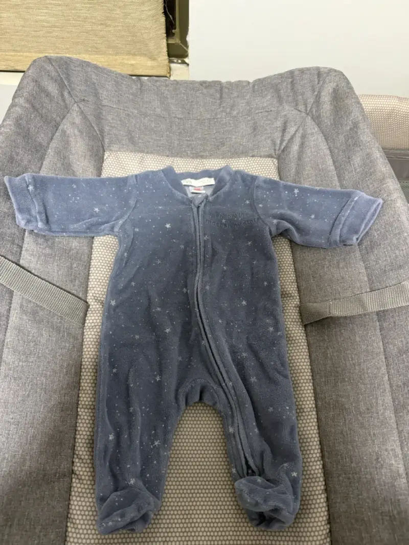 Pijama de bebé azul con estrellas