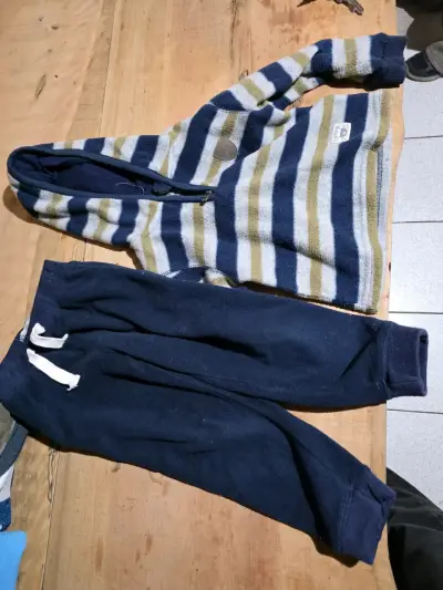Conjunto de polar para niño con rayas - miniatura 1