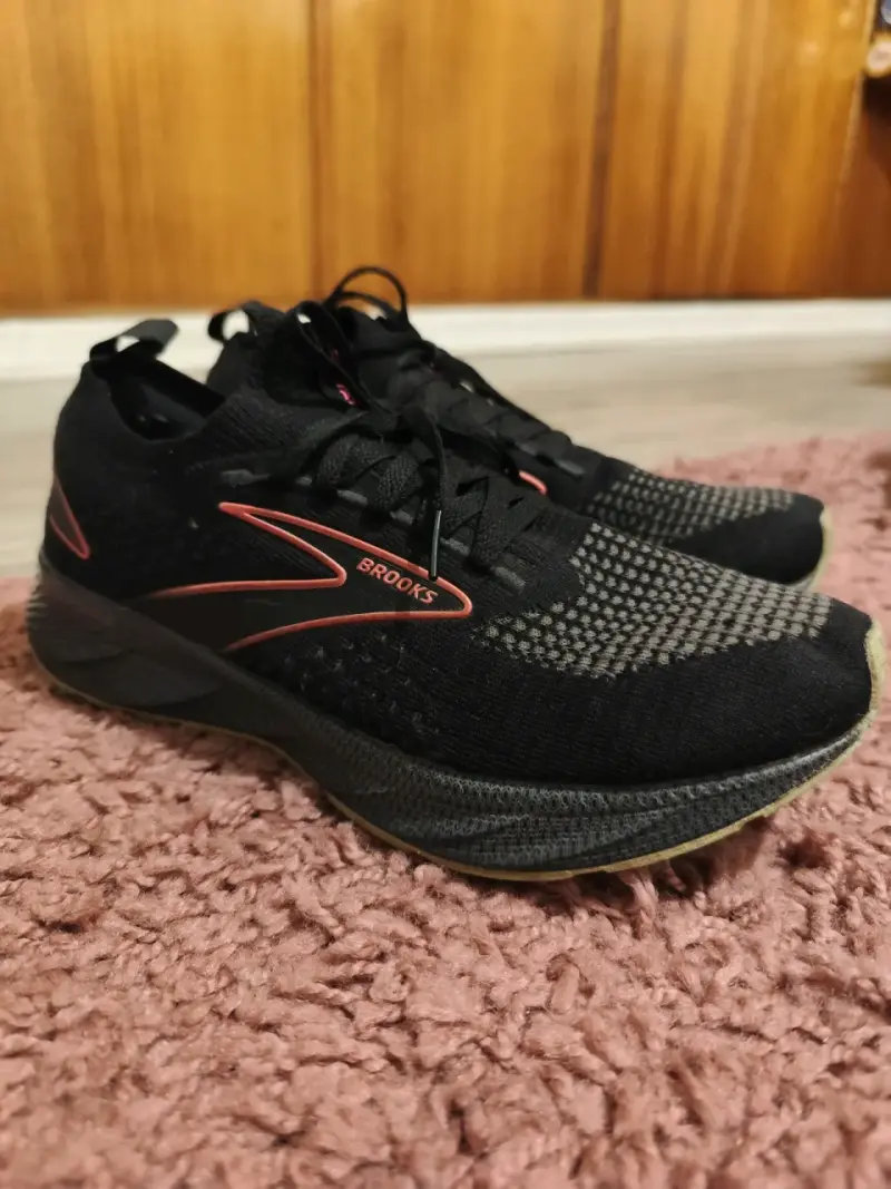 Zapatillas deportivas negras Brooks para correr - 1