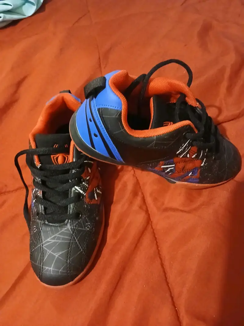 Zapatillas baby fútbol Marvel. Spiderman