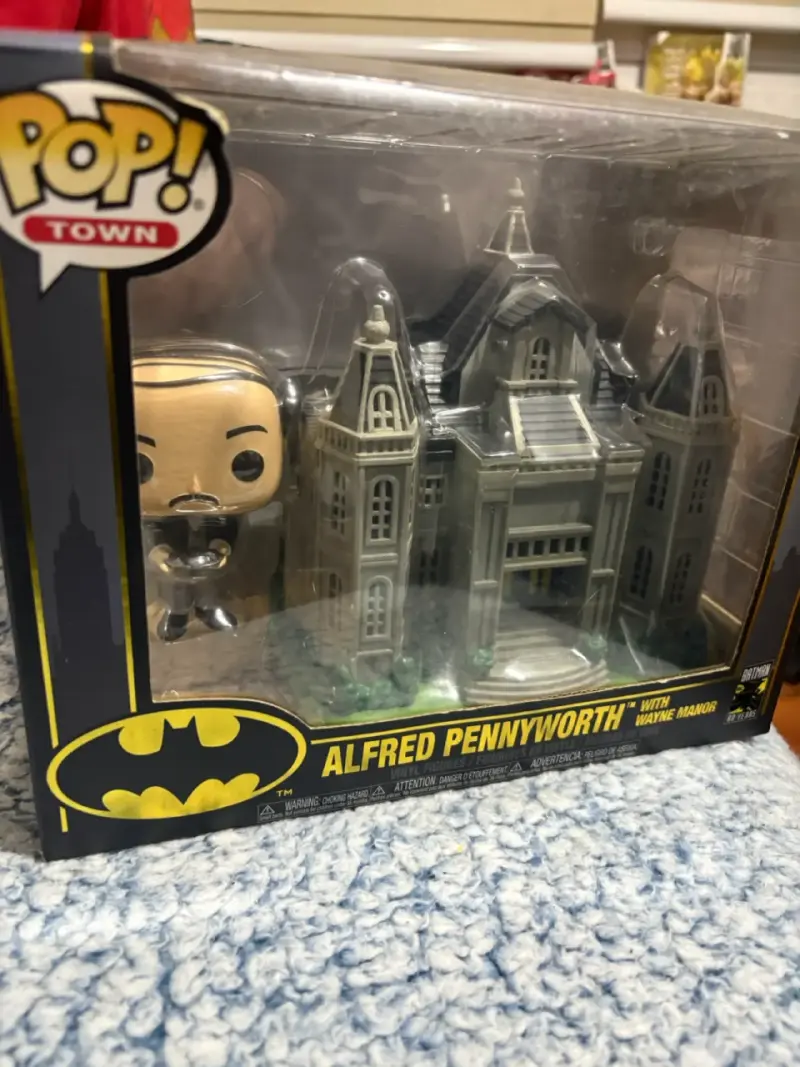 Figura Funko Pop Town Alfred Pennyworth con Wayne Manor - 1