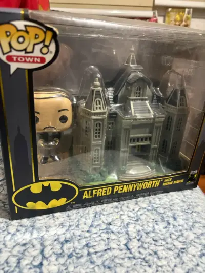 Figura Funko Pop Town Alfred Pennyworth con Wayne Manor - miniatura 1
