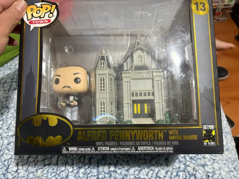 Figura Funko Pop Town Alfred Pennyworth con Wayne Manor - 2