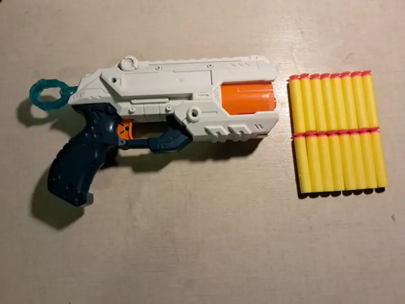Arma X-SHOT con dardos con ventosa - 1