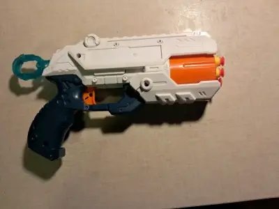 Arma X-SHOT con dardos con ventosa - miniatura 2