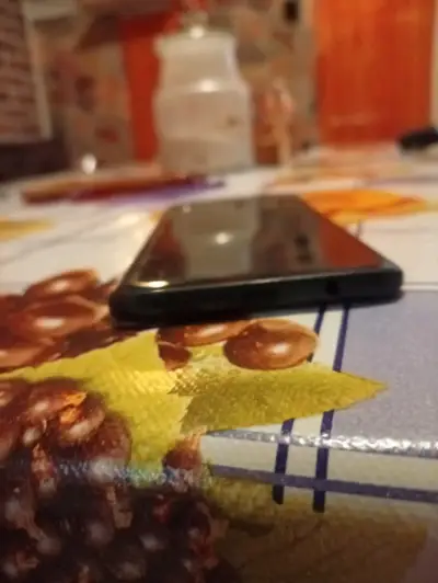 Samsung Galaxy A20 en buen estado - miniatura 4