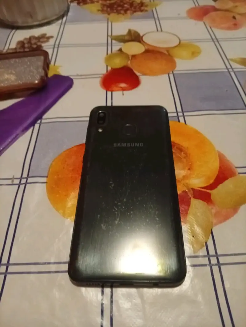 Samsung Galaxy A20 en buen estado - 6