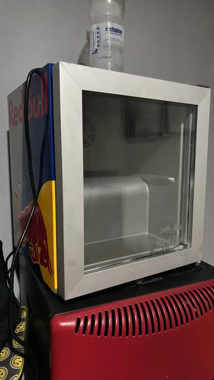 Mini refrigerador Red Bull para bebidas
