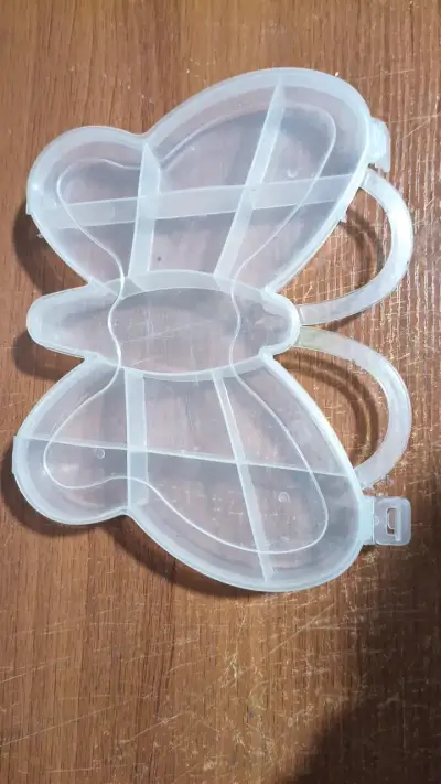 Caja organizadora de plástico en forma de mariposa - miniatura 1