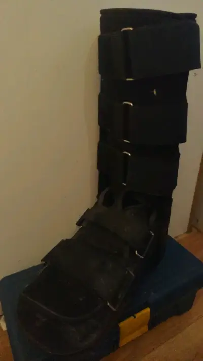 Bota ortopédica negra con velcro - miniatura 1