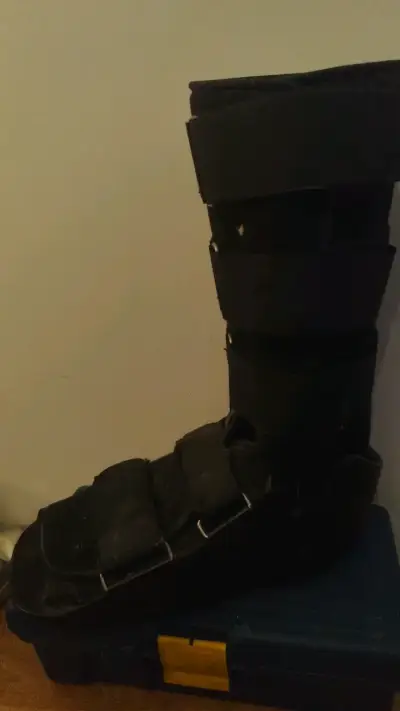 Bota ortopédica negra con velcro - miniatura 2