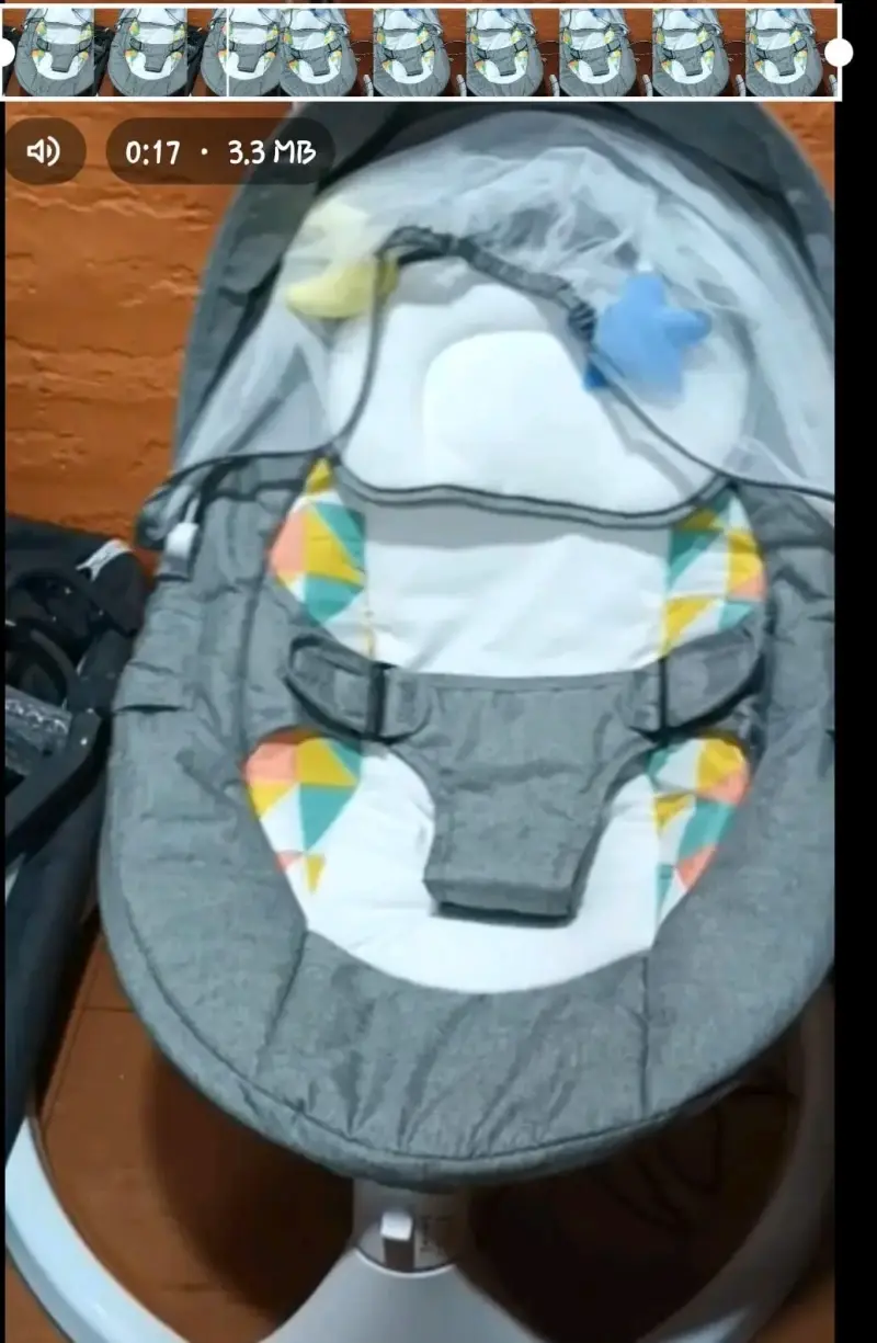 Silla mecedora para bebé con diseño colorido