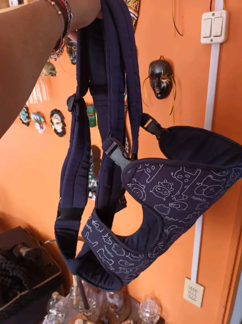 Portabebés ergonómico azul con diseño infantil