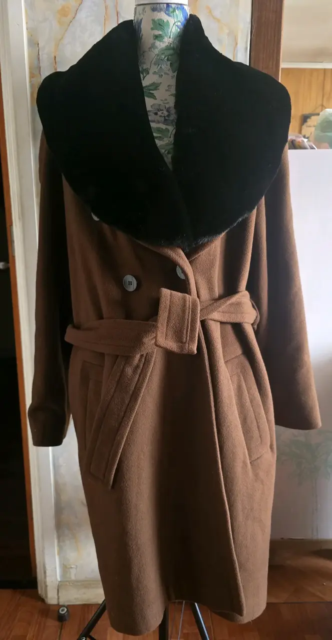 Abrigo de lana marrón con cuello de piel sintética - 1