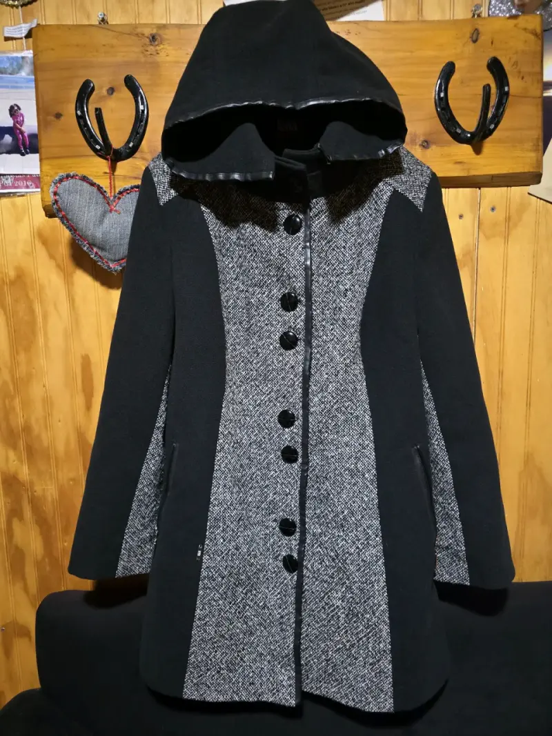Abrigo de lana marrón con cuello de piel sintética - 2
