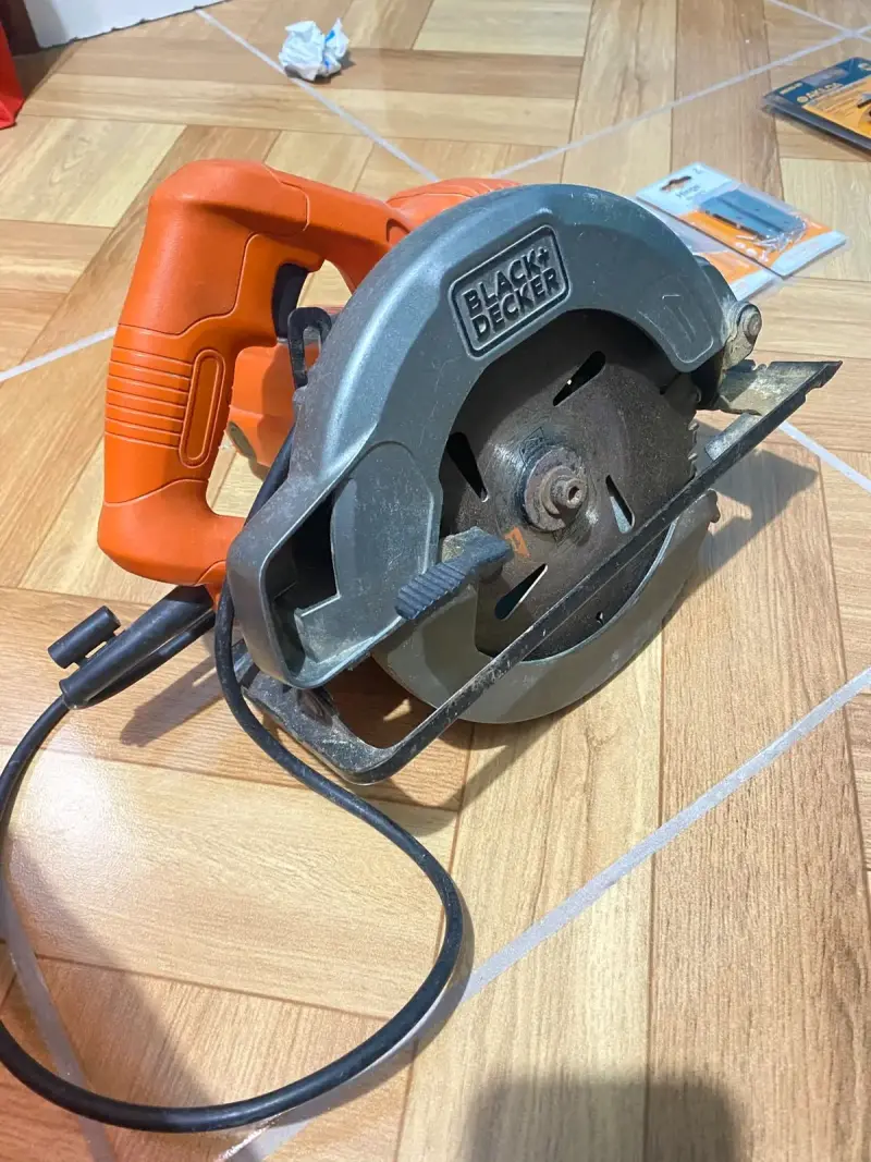 Sierra circular Black+Decker con mango ergonómico - 1