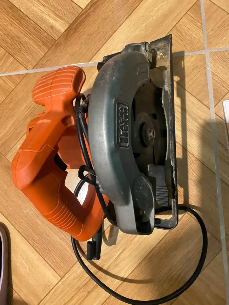 Sierra circular Black+Decker con mango ergonómico - 2