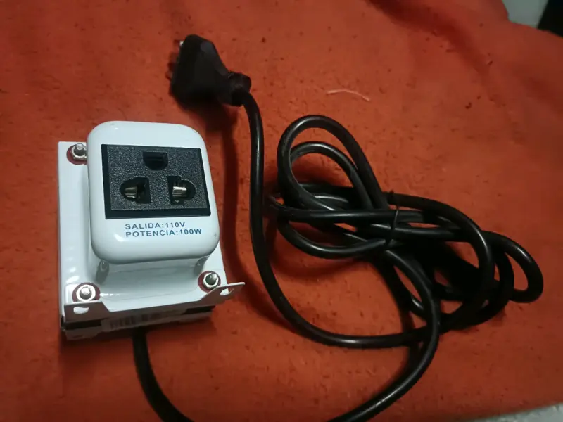 Transformador de voltaje 220V a 110V Macrotel 100W - 2