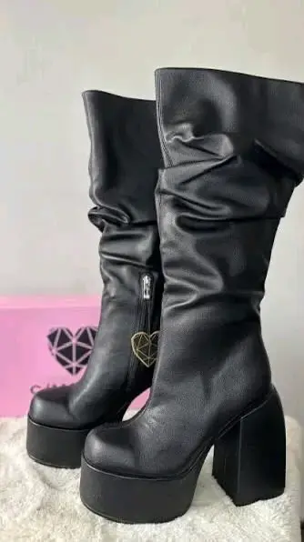 Botas negras de plataforma con tacón alto
