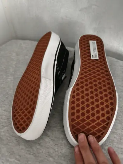 Zapatillas negras slip-on estilo skate - miniatura 2