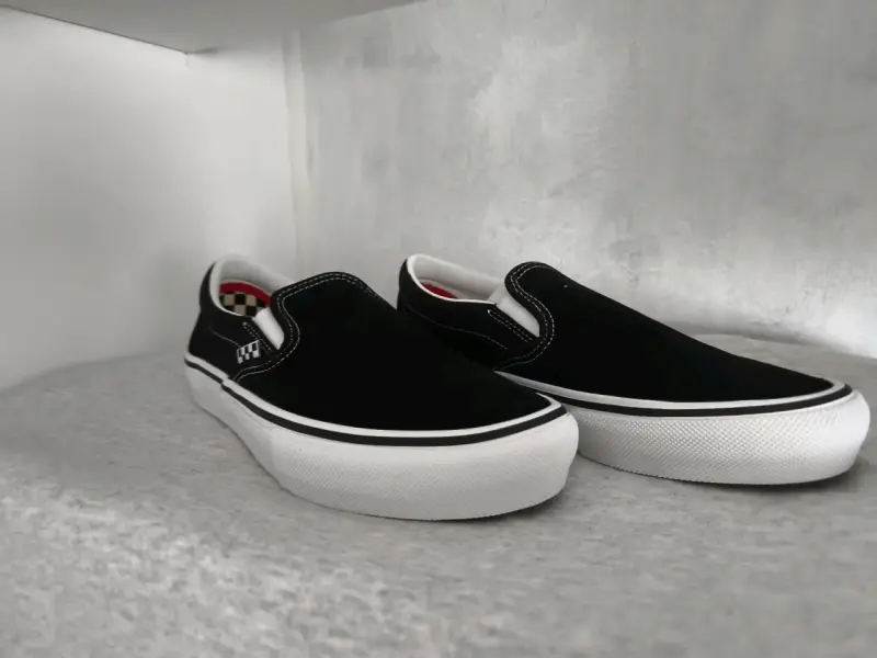 Zapatillas negras slip-on estilo skate - 3