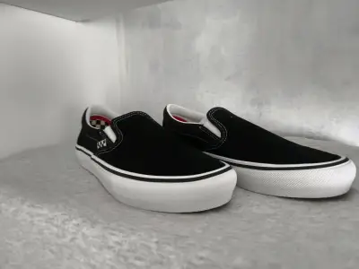 Zapatillas negras slip-on estilo skate - miniatura 3