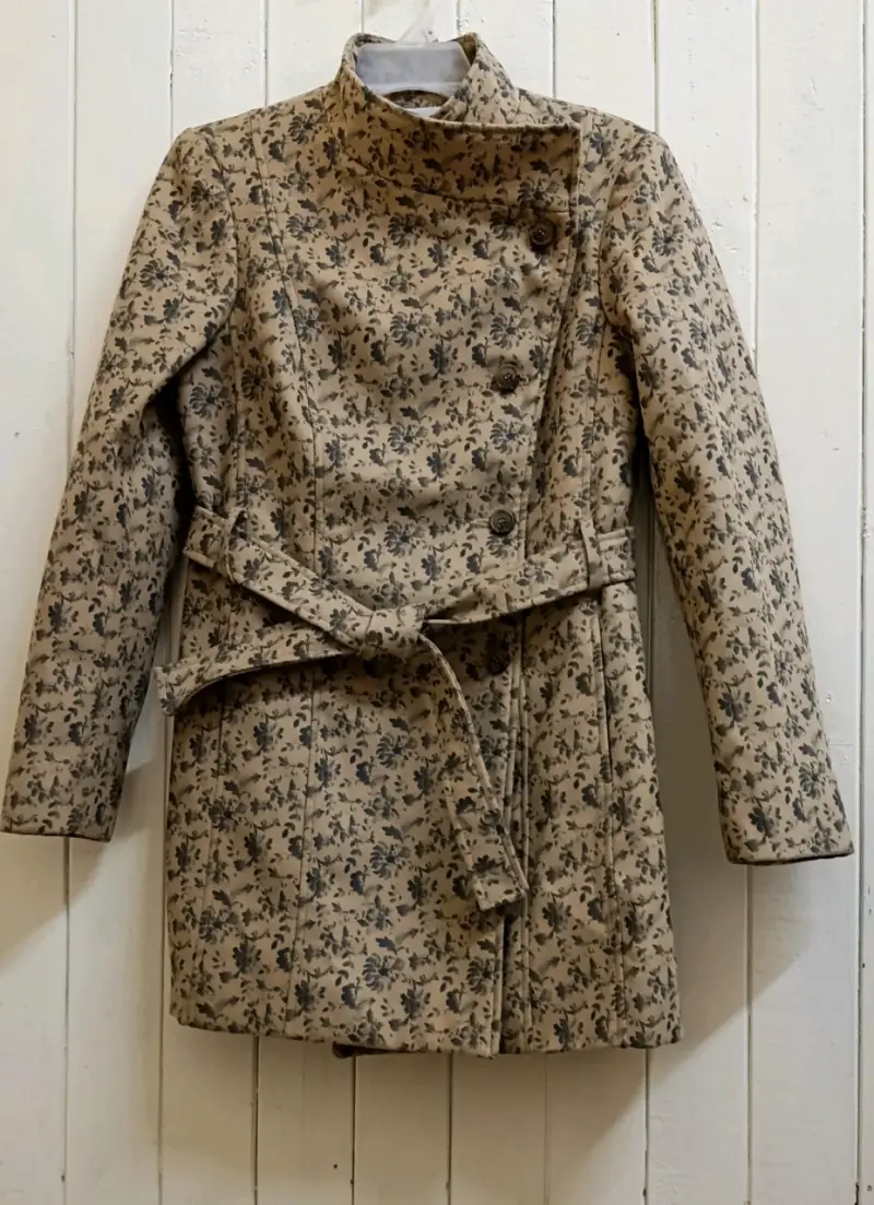 Abrigo de mujer con estampado floral - 1