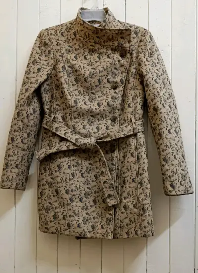 Abrigo de mujer con estampado floral - miniatura 1
