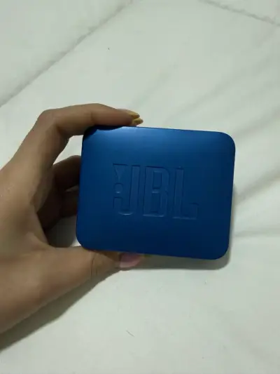 Parlante portátil JBL azul compacto - miniatura 2