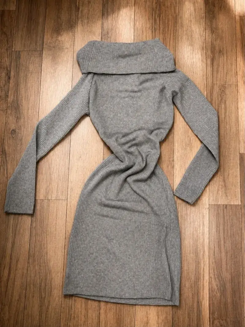 Vestido gris con cuello alto