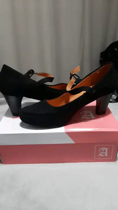 Zapatos para cueca de tacón negro con correa - miniatura 1
