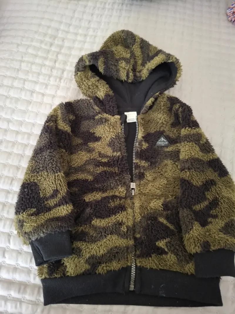 Chaqueta de niño con capucha y diseño camuflado - 2