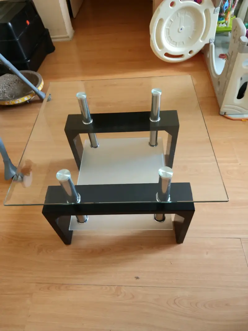 Mesa de centro de vidrio y metal moderna - 1