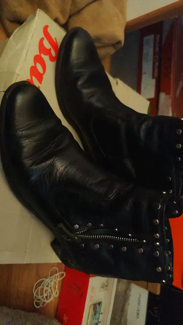Botines de cuero negro con tachas