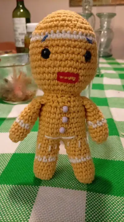 Muñeco tejido a crochet estilo galleta de jengibre - miniatura 1