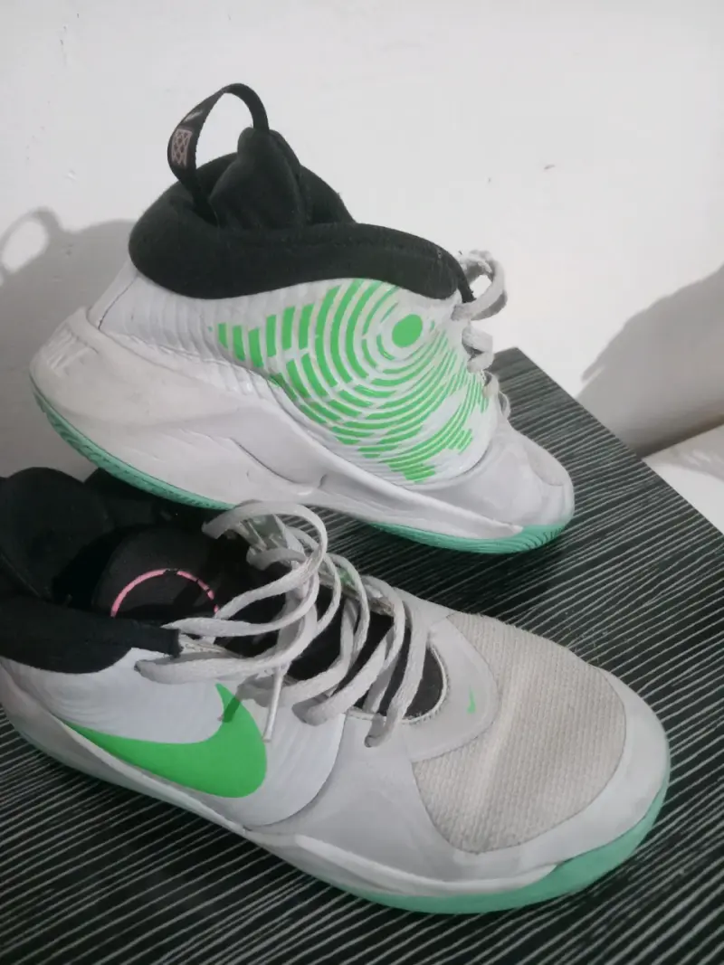 Zapatillas deportivas Nike blancas y verdes - 1